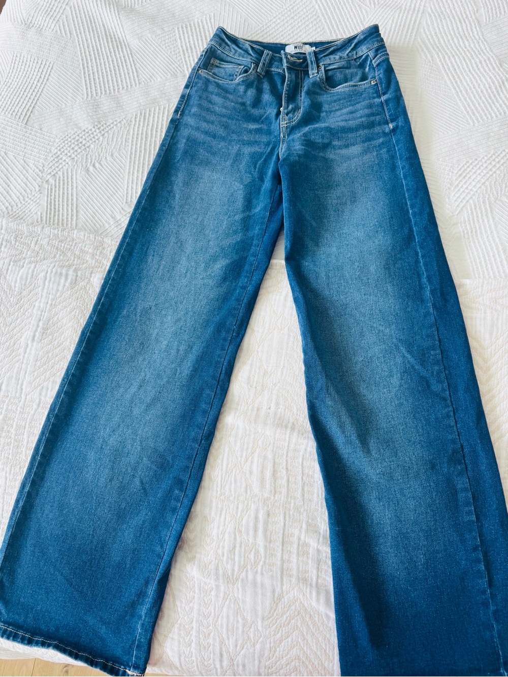 refuge Wide-Leg Jeans in Medium Blue Wash